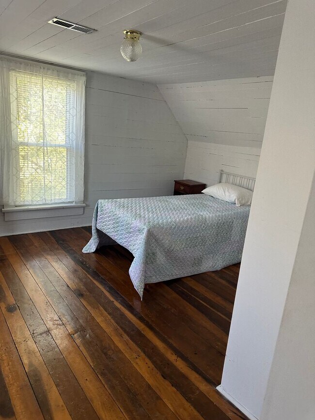 Foto del edificio - 4 Bedroom, 2 Bath farm house out in the Country.