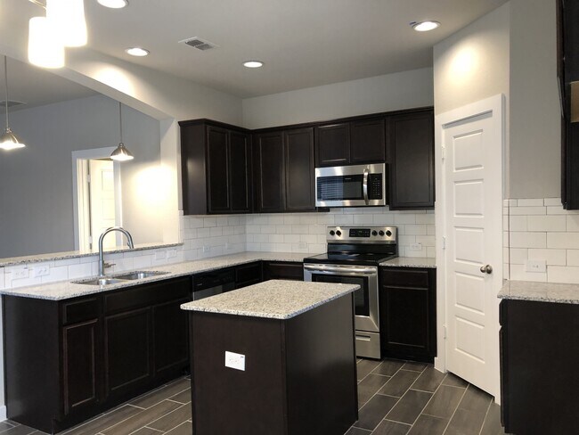 Foto del edificio - COMING SOON! LUXURY 2 STORY DUPLEX LOCATED IN SKYVIEW MEADOWS, MIDLOTHIAN, TEXAS!