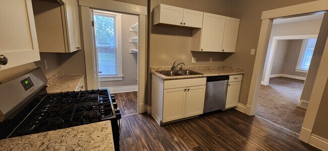 Foto del edificio - Spacious corner lot home with great natural light!