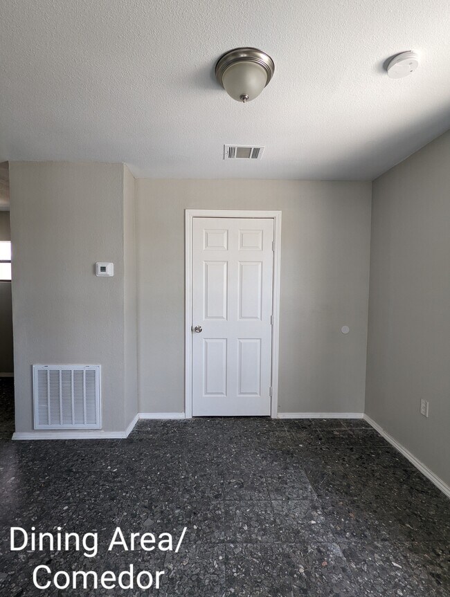 Building Photo - 5004 Oleander Dr