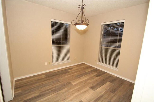 Building Photo - 3940 Los Robles Dr