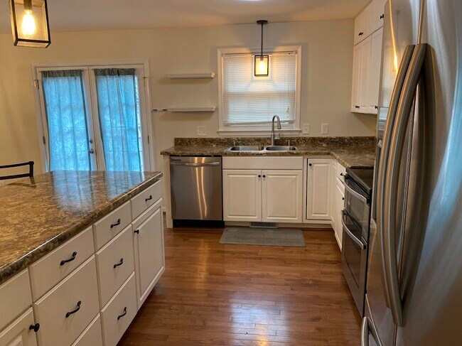 cocina con lavavajillas y fregadero doble - 3705 Pfost Ave