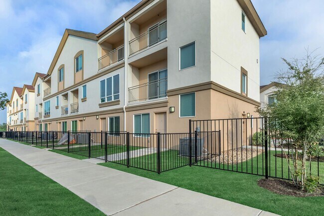 Foto del edificio - Skyline Splendor: Two-BR Living with Panor...