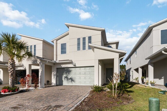 Building Photo - Like New 4/3 Townhome in Gated Community W...