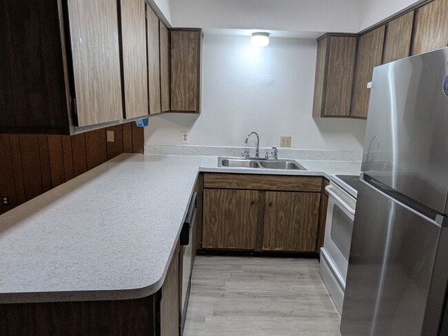 kitchen w stove, refigerator, dishwasher and dispolal - 1804 Romack Ct
