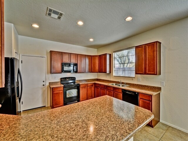 Foto del edificio - 15179 W Montecito Ave