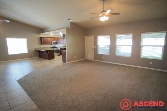Foto del edificio - Charming 4-Bedroom, 2-Bathroom Home in Nor...