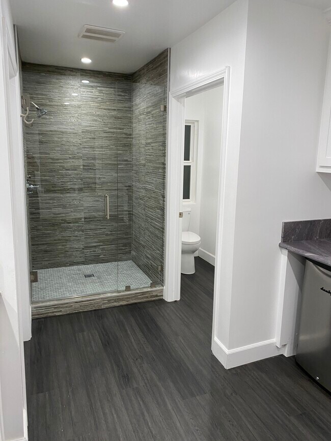 Shower - 5754 Troost Ave