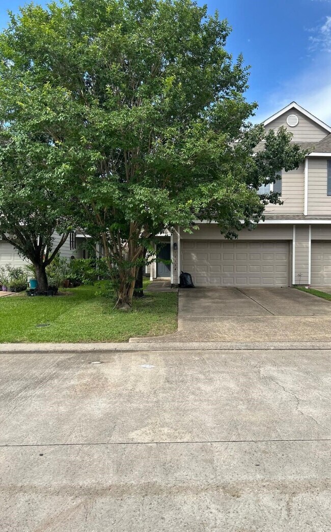Building Photo - 17138 Oakwood Chase Dr