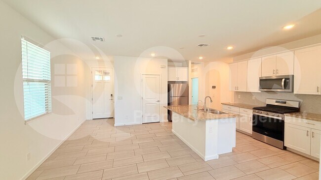 Building Photo - 40499 W Shaver Dr