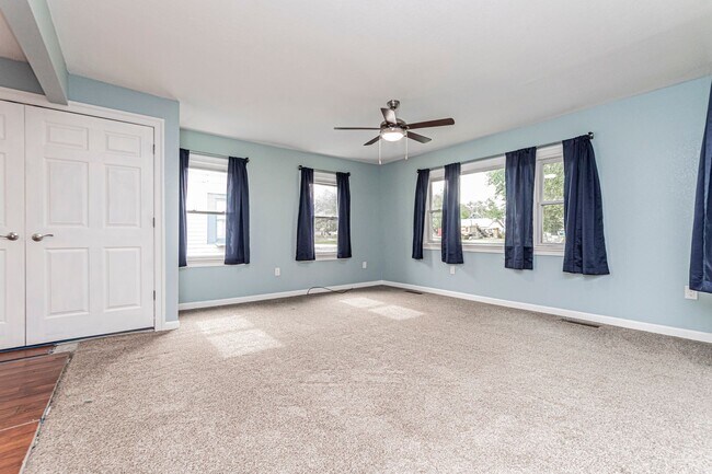 Building Photo - Shop and carport!