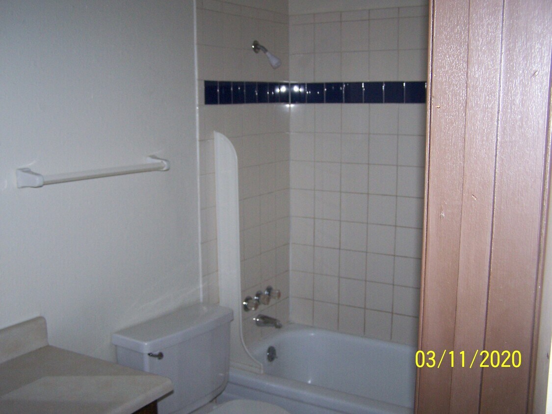 Primary Photo - 408 N Oakwood Rd