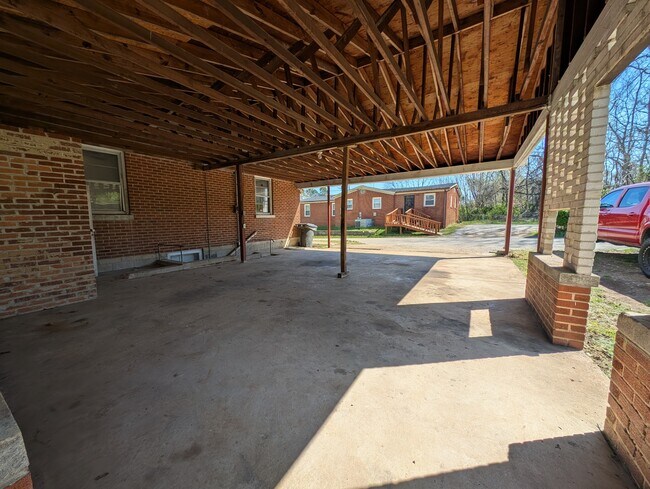 Building Photo - 318 E 11th St