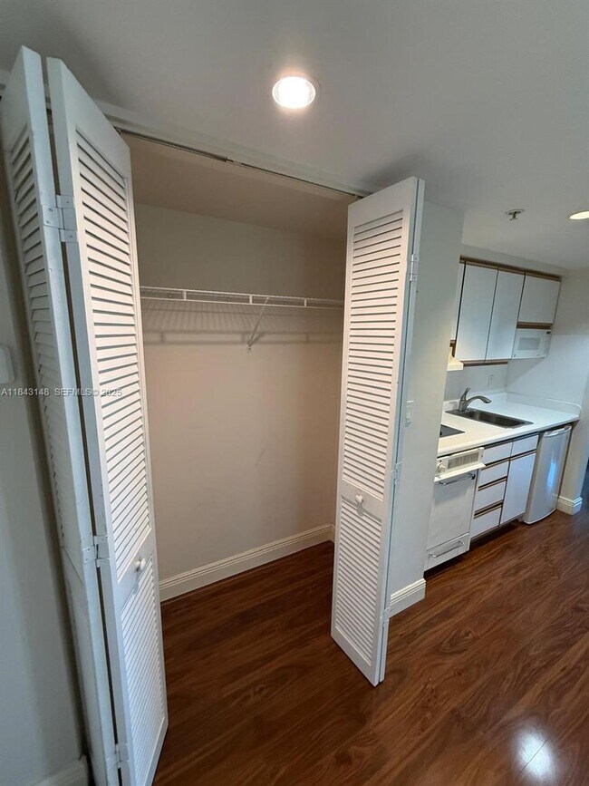 Foto del edificio - 5715 SW 72nd St