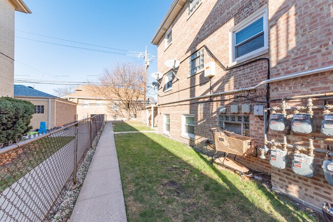Building Photo - 5834 W Montrose Ave