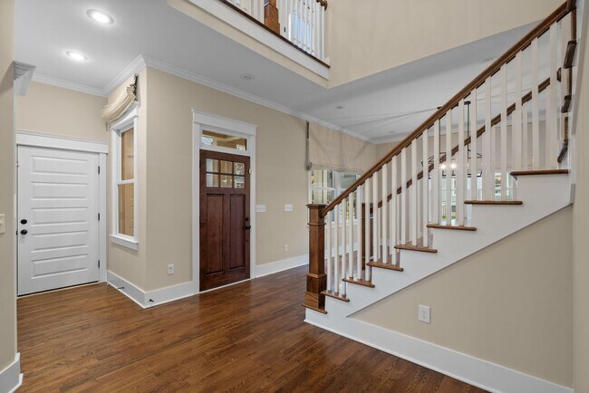 Foto del edificio - Beautiful Sylvan Park Home with Luxury Finishes, Chef’s Kitchen & Covered Outdoor Living