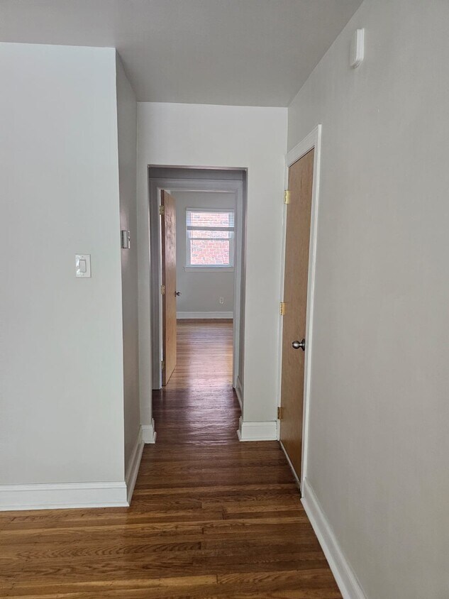 Building Photo - 31 St Albans Ave
