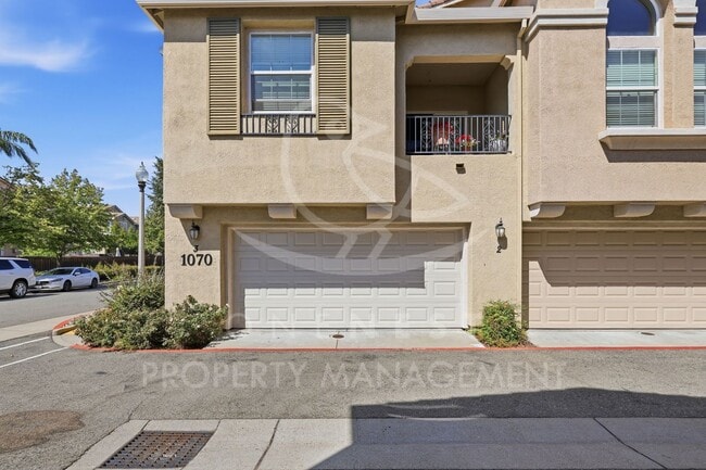 Building Photo - 1070 Sierra View Cir
