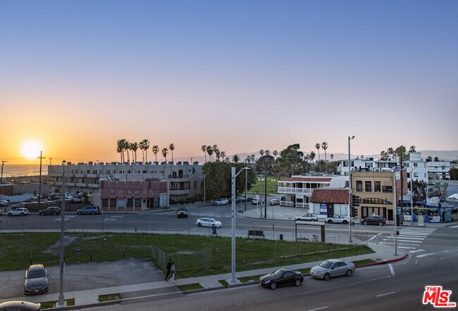 Foto del edificio - 179 Culver Blvd