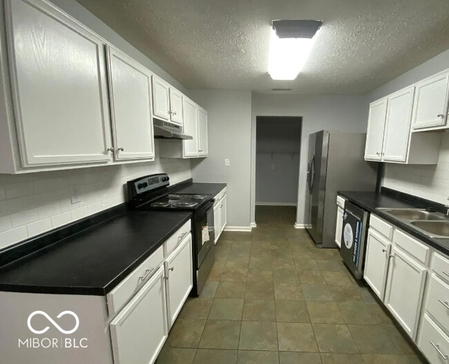 Building Photo - 628 Mountain Pine Dr