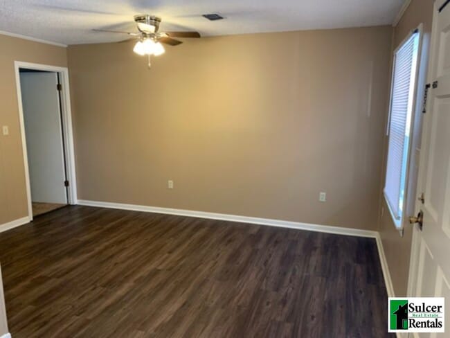 Building Photo - Newly Remodeled - Efficient One Bedroom