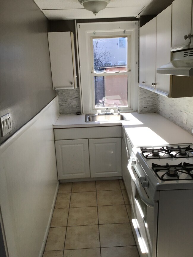 Kitchen - 96 Dunbar St