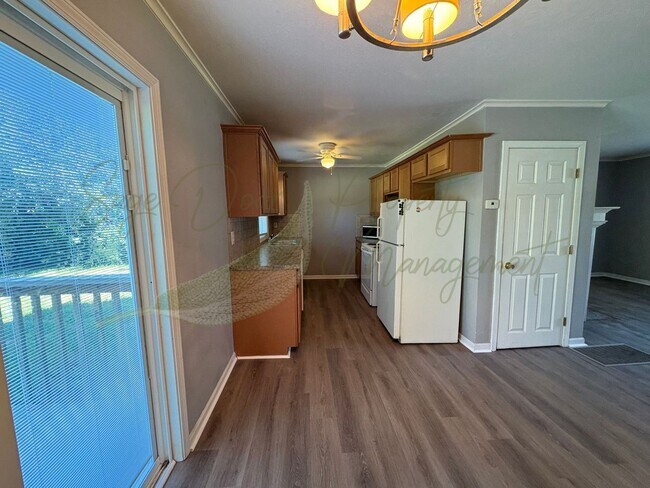 Foto del edificio - BRAND NEW FLOORING THROUGHOUT!!!