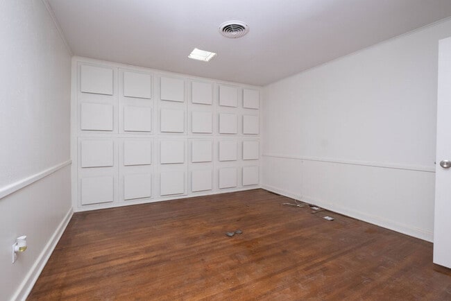 Building Photo - Office Building For Rent