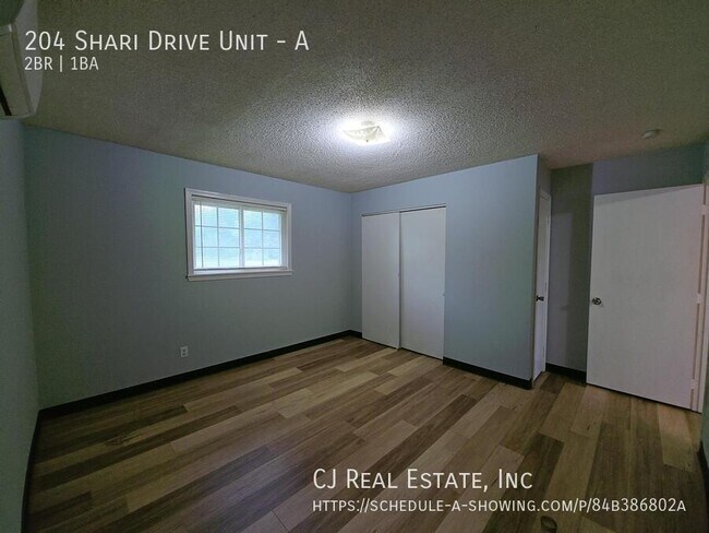 Building Photo - 204 Shari Dr