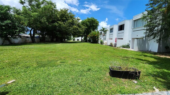 Foto del edificio - 5060 Elmhurst Rd