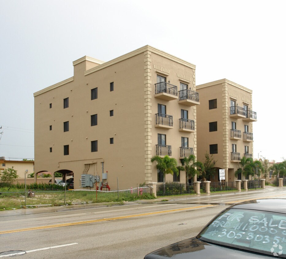 Building Photo - 357 Hialeah Dr