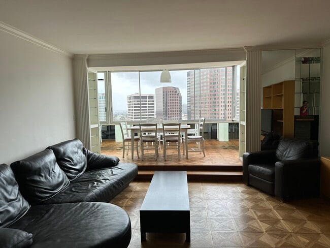 Área de estar principal - 969 Hilgard Ave