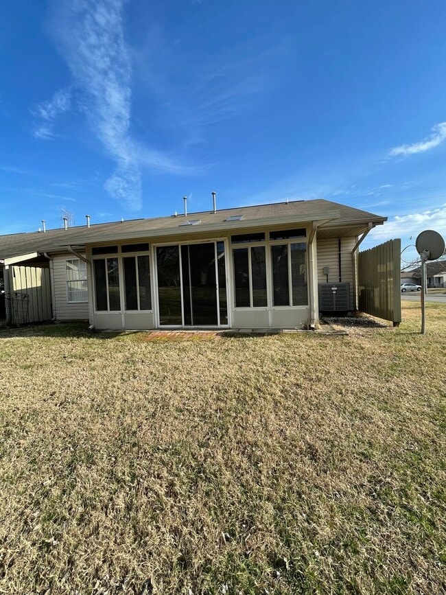 Foto del edificio - Maryville 37801 - 2 bedroom, 2 bath condo with a 1-car garage & sunroom - Call Tom Parry (865) 60...