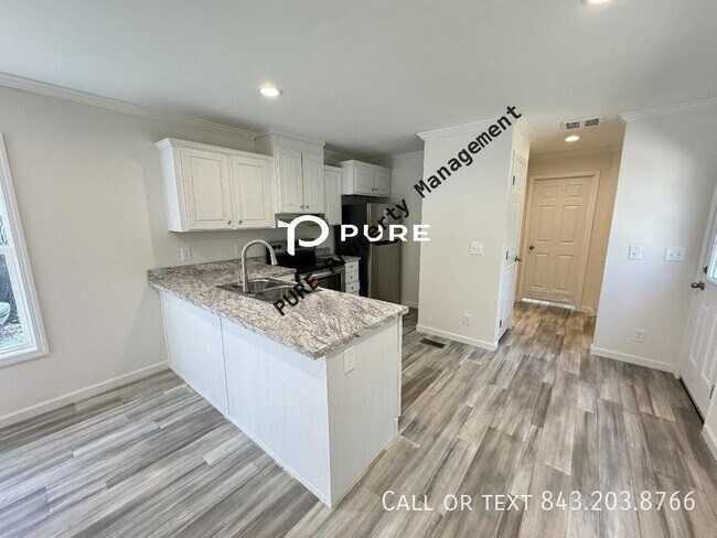 Building Photo - 1156 Russell Dr