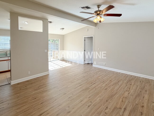 Foto del edificio - 132 E 8th St