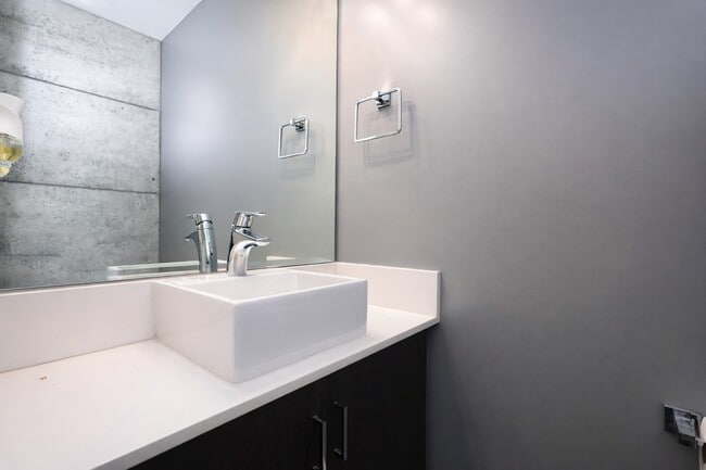 Building Photo - 2850 McCallum Rd