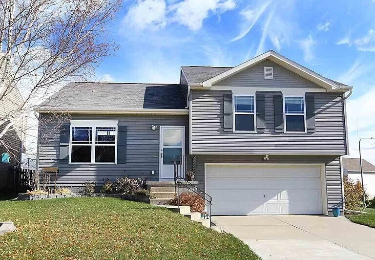 Great curb appeal! - 6955 N 88th Ave
