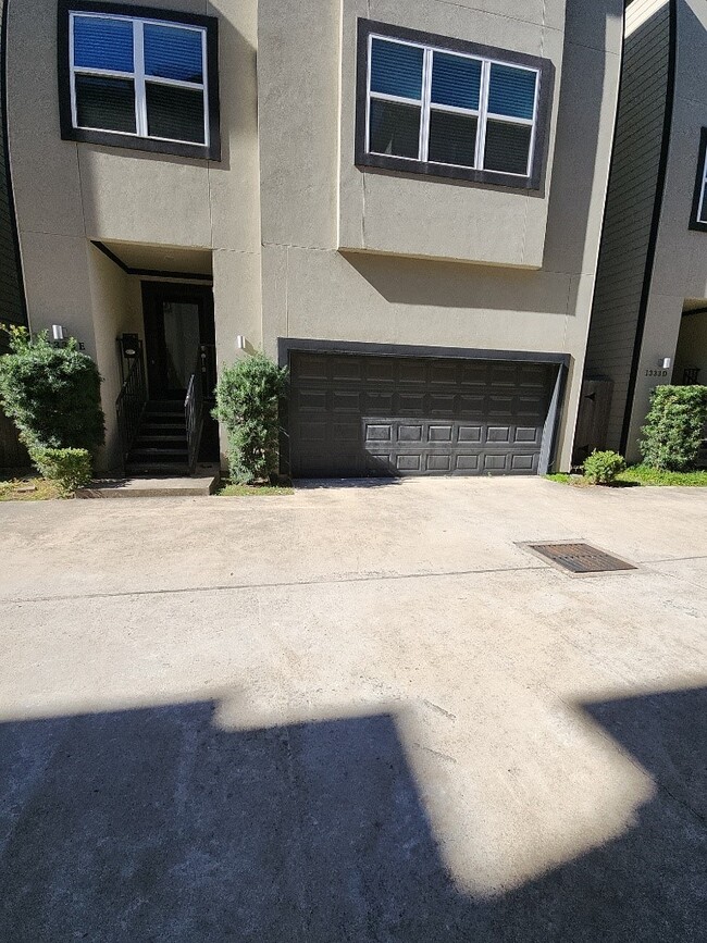 Building Photo - 1333 W 22nd St