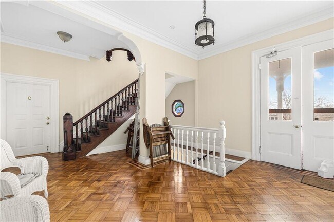 Foto del edificio - 245 Eustis Ave