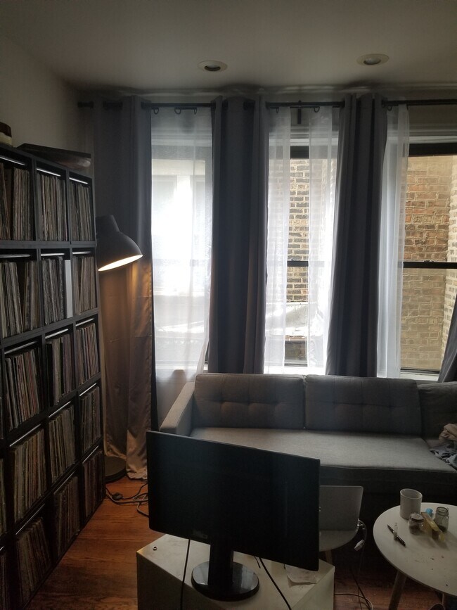 Foto del edificio - 2315 W Chicago Ave