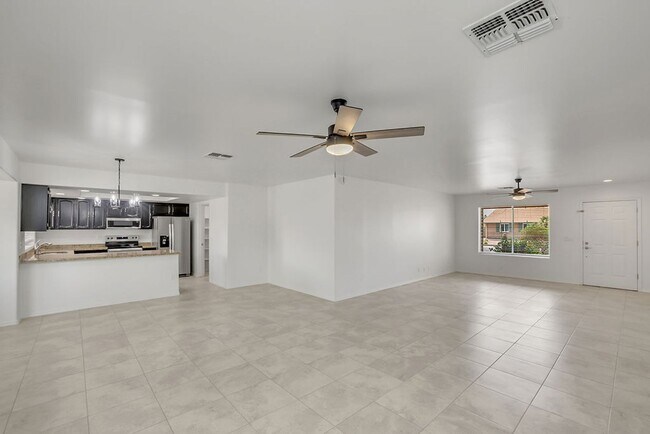 Foto del edificio - Gorgeous 4-Bedroom Home in Prime 85254 Loc...