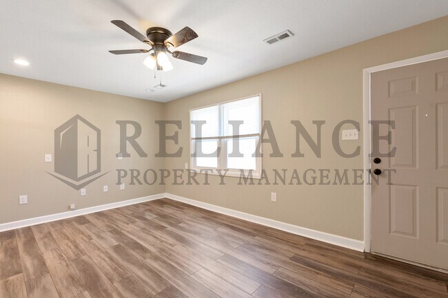 Building Photo - 5021 Hemlock Ave