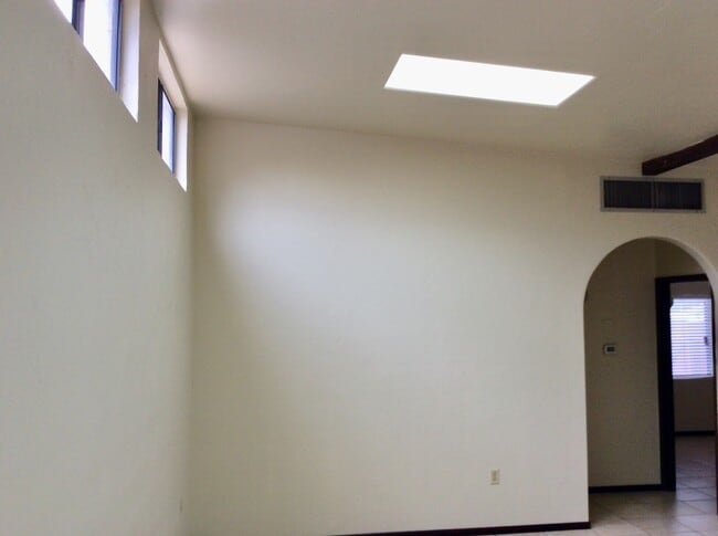 Foto del edificio - 2 Bdrm/1Ba Duplex, A/C, washer & dryer Centrally located