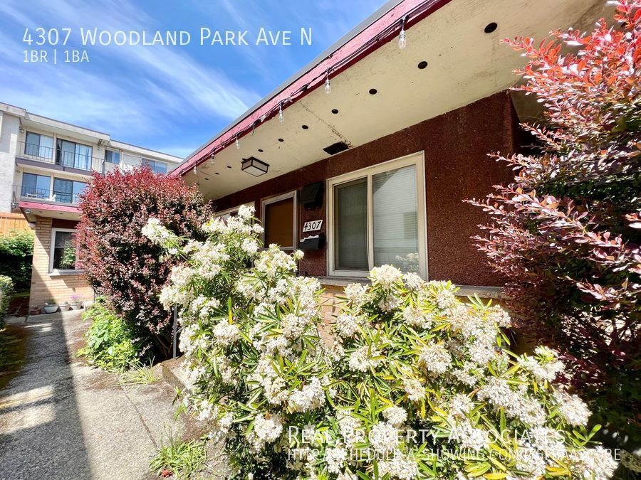 Primary Photo - Fantastic 1 Bedroom 1 Bath with Hardwood F...