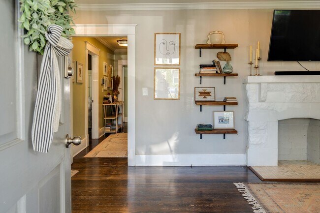 Foto del edificio - Beautiful Cleveland Park Bungalow, just 2 ...