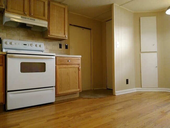 Building Photo - Charming home in popular Hillsborough