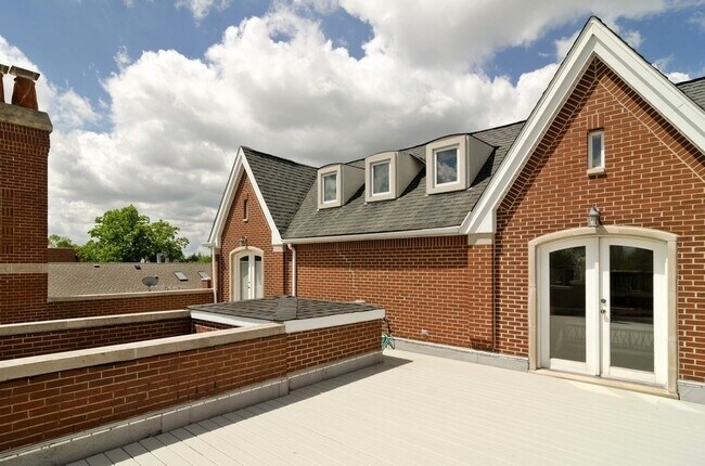 Building Photo - 2642 N Racine Ave