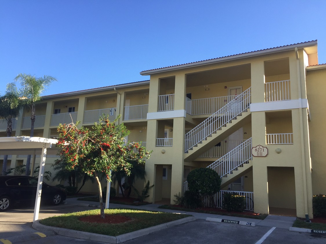 Top floor unit new paint carpet and appliance - 8271 Key Royal Cir