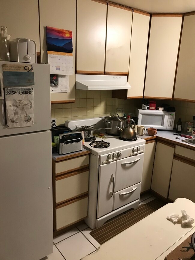 Kitchen - 2585 Elwood Ave