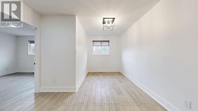 Photo du bâtiment - 663 Sheppard Ave W